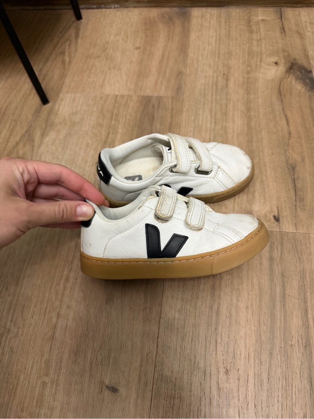 Veja Kids Esplar Velcro Sneakers in white and black Sz 10